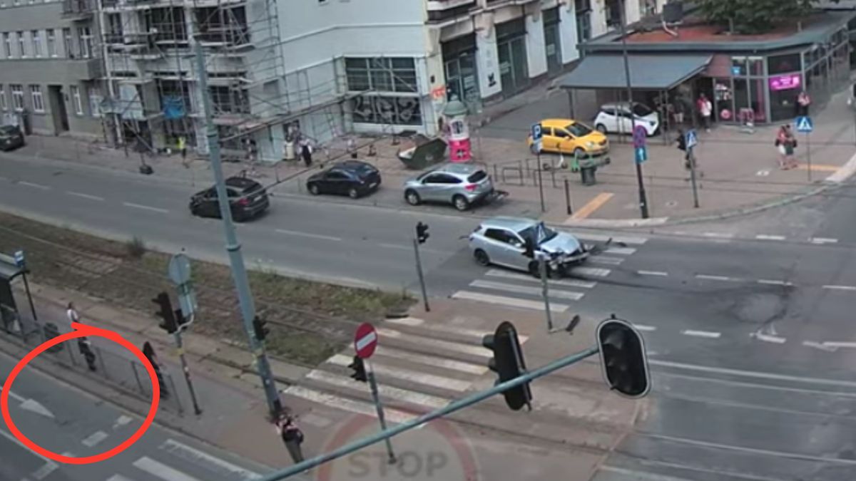 Kierujący srebrnym samochodem nie powinien w ogóle rozpoczynać manewru skrętu w lewo