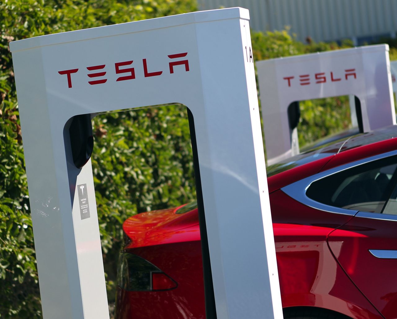 Tesla pozwoli bezpłatnie ładować "elektryki" na granicach z Ukrainą