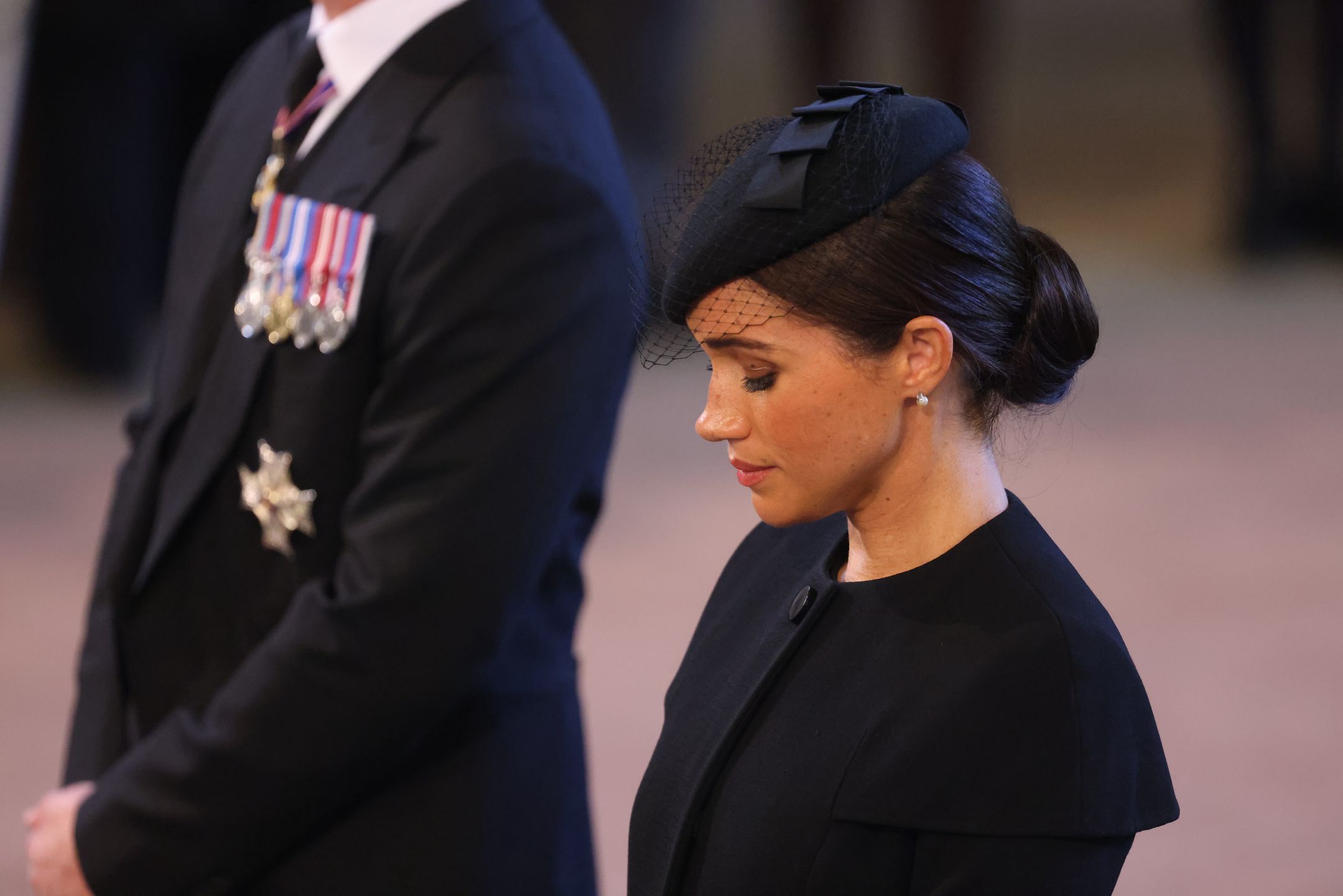 Royalsi odprowadzają trumnę z królową Elżbietą do Pałacu Westminsterskiego