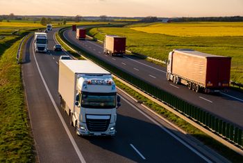 Donald Tusk ogłasza pakiet ws. cen paliw. Przedstawiciel transportowców punktuje dwie kwestie