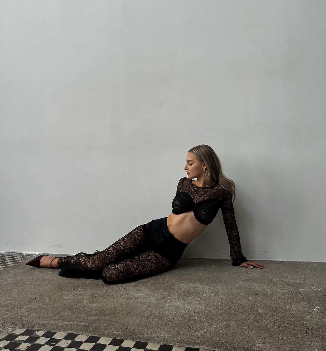 Karolina Pisarek w koronkowym komplecie