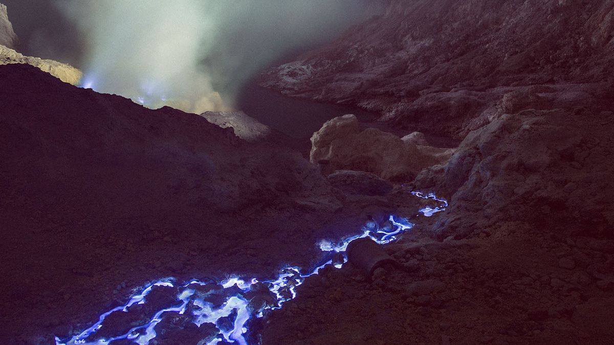 Niebieska rzeka ciekłej siarki w indonezyjskim kraterze wulkanu na zdjęciach Reubena Wu 1