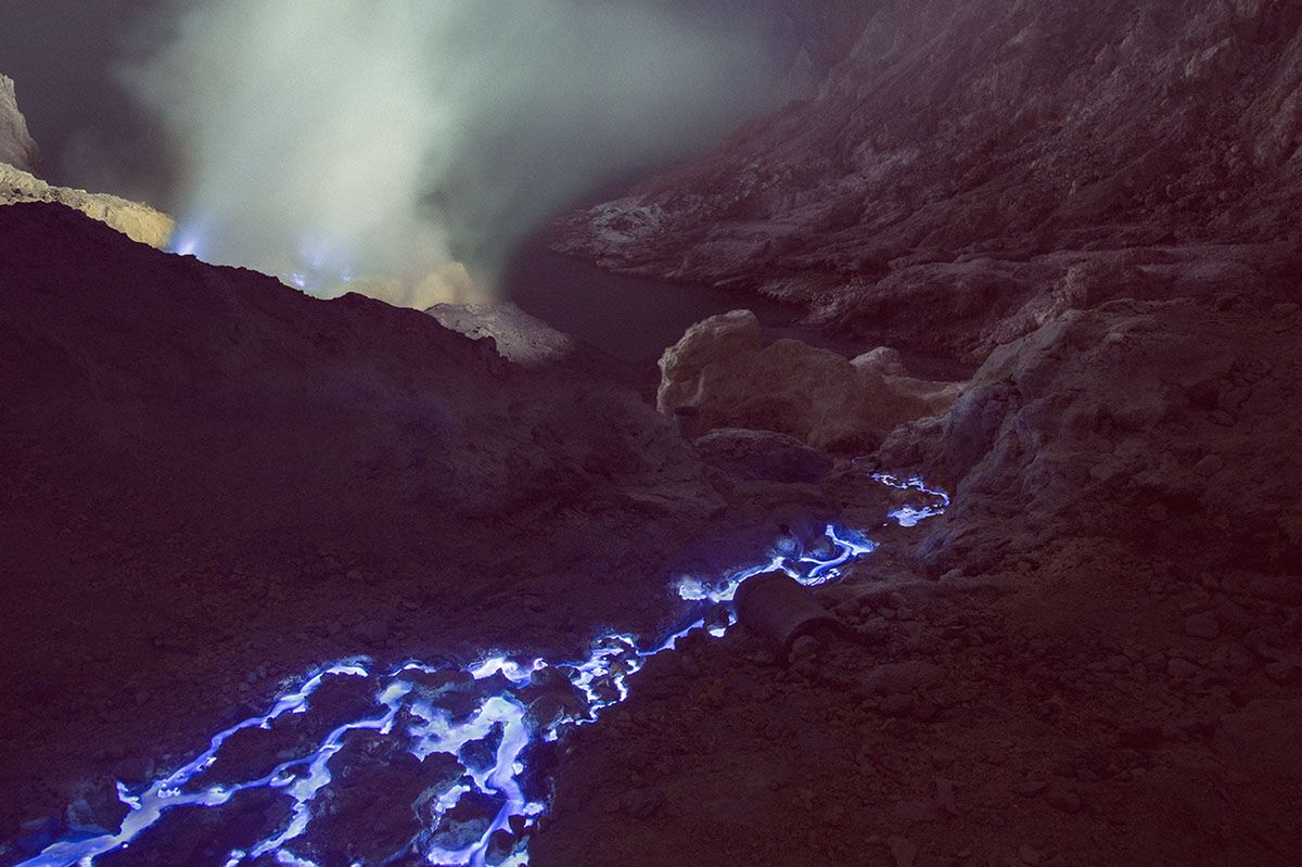 Niebieska rzeka ciekłej siarki w indonezyjskim kraterze wulkanu na zdjęciach Reubena Wu