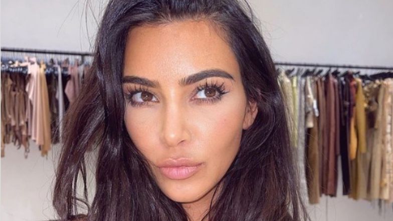 Kim Kardashian ćwiczy w mocno wyciętym kostiumie