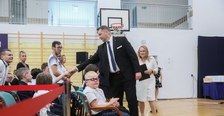 Czarnek wyciągnął rękę do uczennicy. Nie takiej reakcji oczekiwał