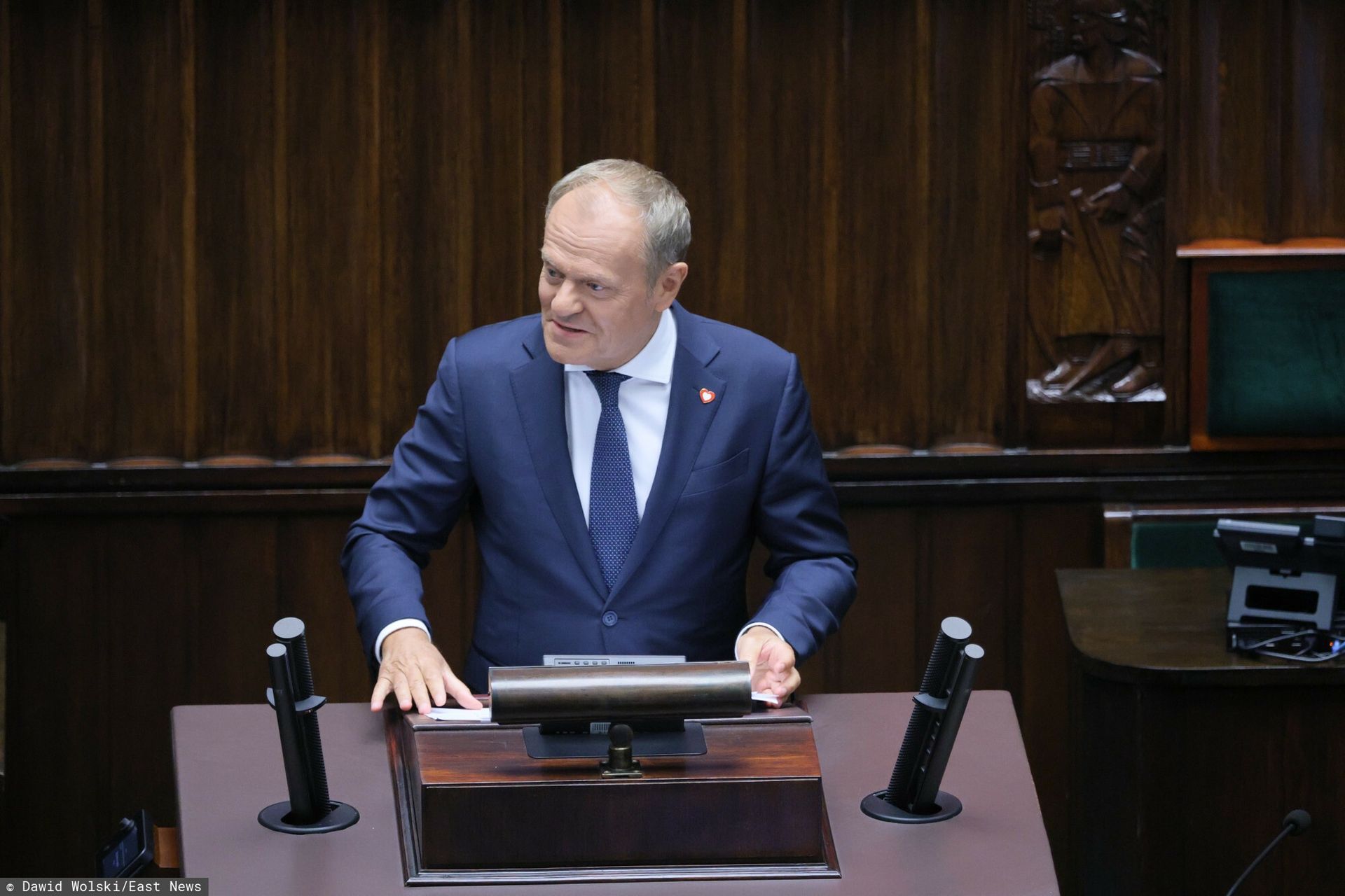 Tusk grzmi z mównicy sejmowej. W tle krzyki posłów