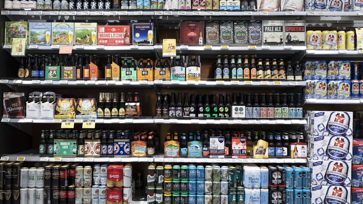 [udf07] GENOSSENSCHAFT, COOP GENOSSENSCHAFT, DETAILHAENDLER, DETAILHANDELSUNTERNEHMEN, GROSSHANDELSUNTERNEHMEN, SUPERMARKT, SEEWEN MARKT, SEEWEN MARKT CENTER, EINKAUFSZENTRUM, VERKAUF, VERKAUFSSTELLE, COOP GRUPPE, GESCHAEFT, UNTERNEHMEN, LADEN, LEBENSMITTE
Various beers at the branch of retailer Coop at the shopping center Seewen Markt in Seewen, Canton of Schwyz, Switzerland, on May 15, 2018. (KEYSTONE/Gaetan Bally)

Diverse Biere in der Filiale des Detailhaendlers Coop im Einkaufszentrum Seewen Markt, aufgenommen am 15. Mai 2018 in Seewen, Kanton Schwyz. (KEYSTONE/Gaetan Bally)
 
Dostawca: PAP/KEYSTONE
GAETAN BALLY
DETAILHANDEL, SHOPPING, NAHRUNGSMITTEL, handel, jedzenie zakupy, kupowac kupowanie, pozywienie, sklep spo�ywczy, sprzeda�