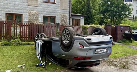 Dachowała, po czym uderzyła w ogrodzenie. Była pijana i bez uprawnień