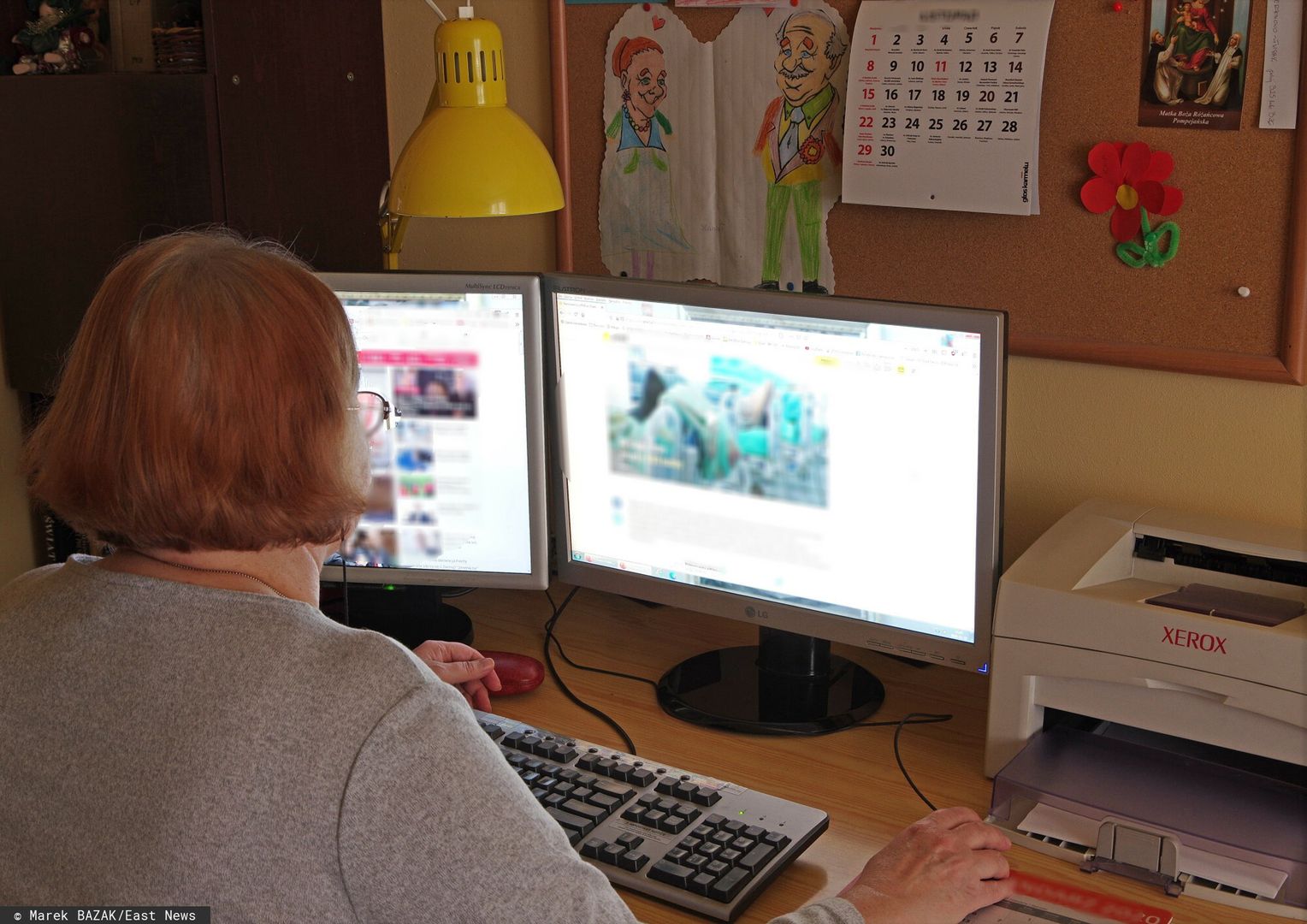 Seniorka przy komputerze