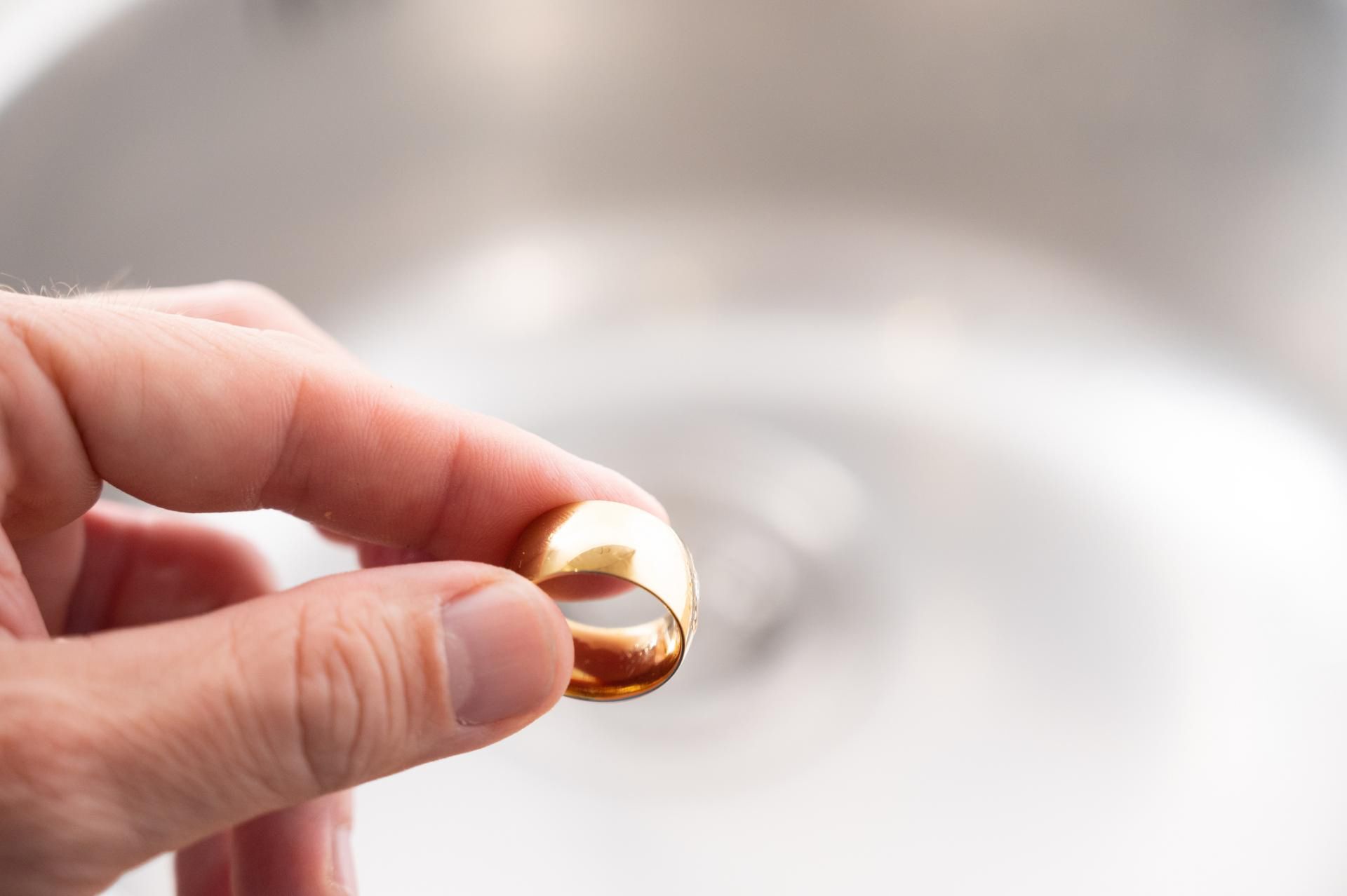 Uczulenie na złoto lub srebro czy niewłaściwa higiena?