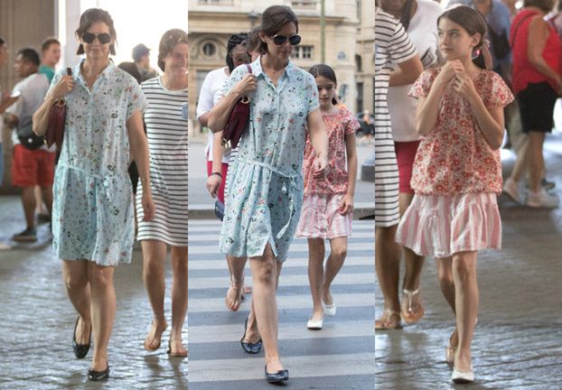 Katie Holmes i Suri Cruise przemierzają Paryż w kwiecistych sukienkach