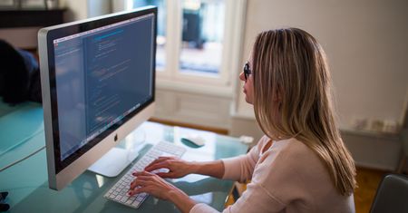 Python na topie, wszyscy lubią Rust, fajnie jest być DevOpem – nowy raport Stack Overflow