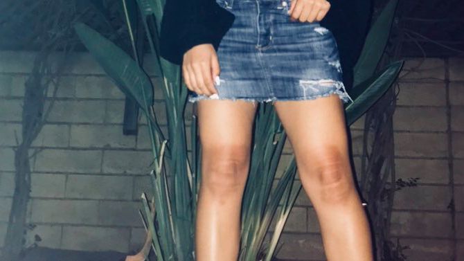 Plamy w miejscu dziur w jeansach