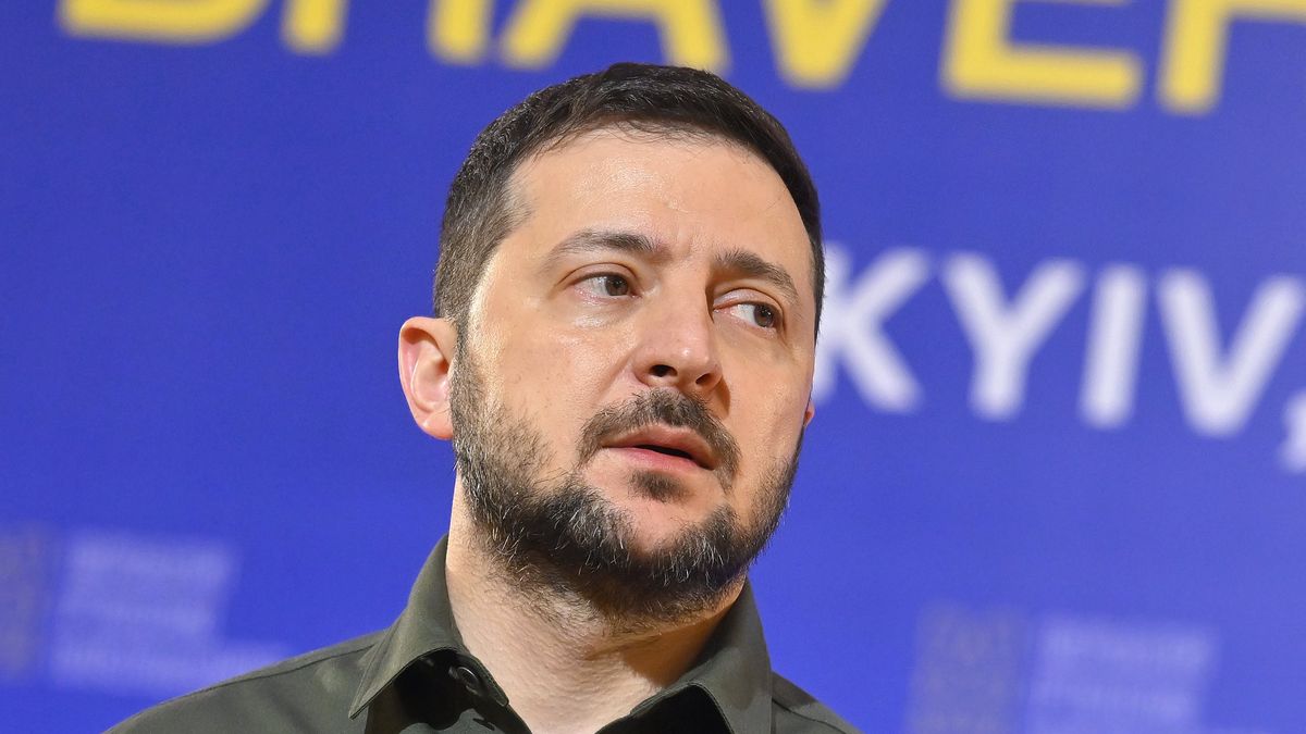 KYIV, UKRAINE - NOVEMBER 26 : Alexander De Croo (Open Vld), Prime Minister and Hadja Lahbib, (MR), Foreign Affairs Minister pictured in Kyiv during the welcoming ceremony, the meeting (Grain Initiative) with President Volodymyr Zelensky on NOVEMBER 26, 2022 in Kyiv, Ukraine, 26/11/2022 ( Photo by Philip Reynaers / Pool / Photonews via Getty Images)