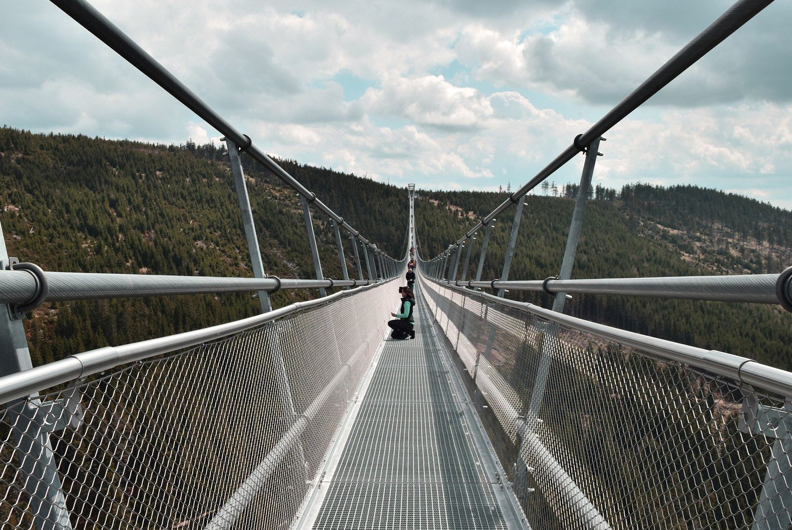 Najdłuższy wiszący most na świecie powstał tuż za polską granicą. Sky Bridge 721 to nowa atrakcja turystyczna ośrodka Dolní Morava w Czechach.