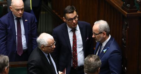 Niedzielski odcięty od kampanii PiS, ale decyzji o dymisji nie ma. Sztab gasi pożar