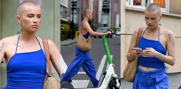 Cała na kobaltowo Maffashion popyla hulajnogą po mieście (ZDJĘCIA)