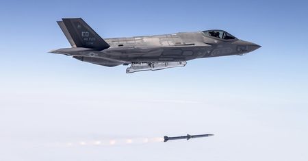 Amerykanie szykują postrach dla MIGów. Myśliwce F-22 z pociskami AIM-260
