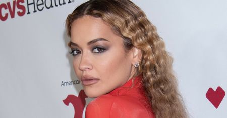 Rita Ora pokazała się w dwóch czerwonych kreacjach. Zwiewna czy obcisła?