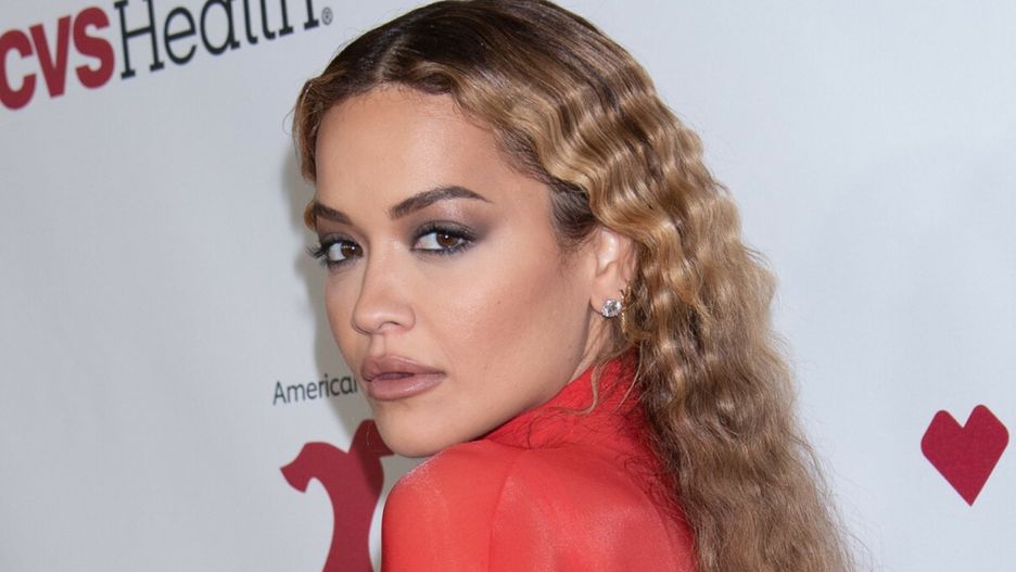 Rita Ora zaprezentowała się w dwóch czerwonych sukienkach na pokazie charytatywnym 