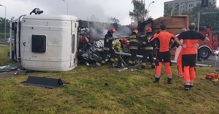 Dramatyczny wypadek w Bielsku-Białej. Ciężarówka przygniotła samochód osobowy