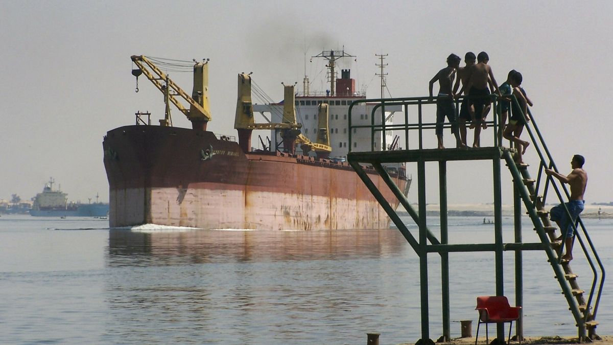 Historia Kana?u Sueskiego
Egyptian swimmers climb a diving platform, as a ship aproach behind, on the banks of the Suez canal near Ismailia in Egypt, Monday, July 26, 2010.  The head of Egypt's Suez Canal Authority says revenues for the second half of the last fiscal year surged 12.5 percent, as trade picked up following the global financial crisis. (AP Photo)
STR
