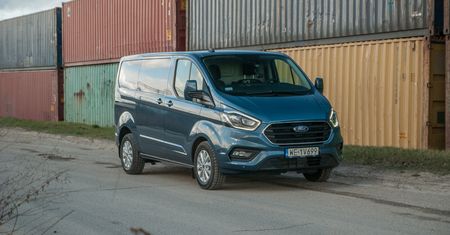 Test: Ford Transit Custom Plug-in Hybrid - z "litrem" pod maską