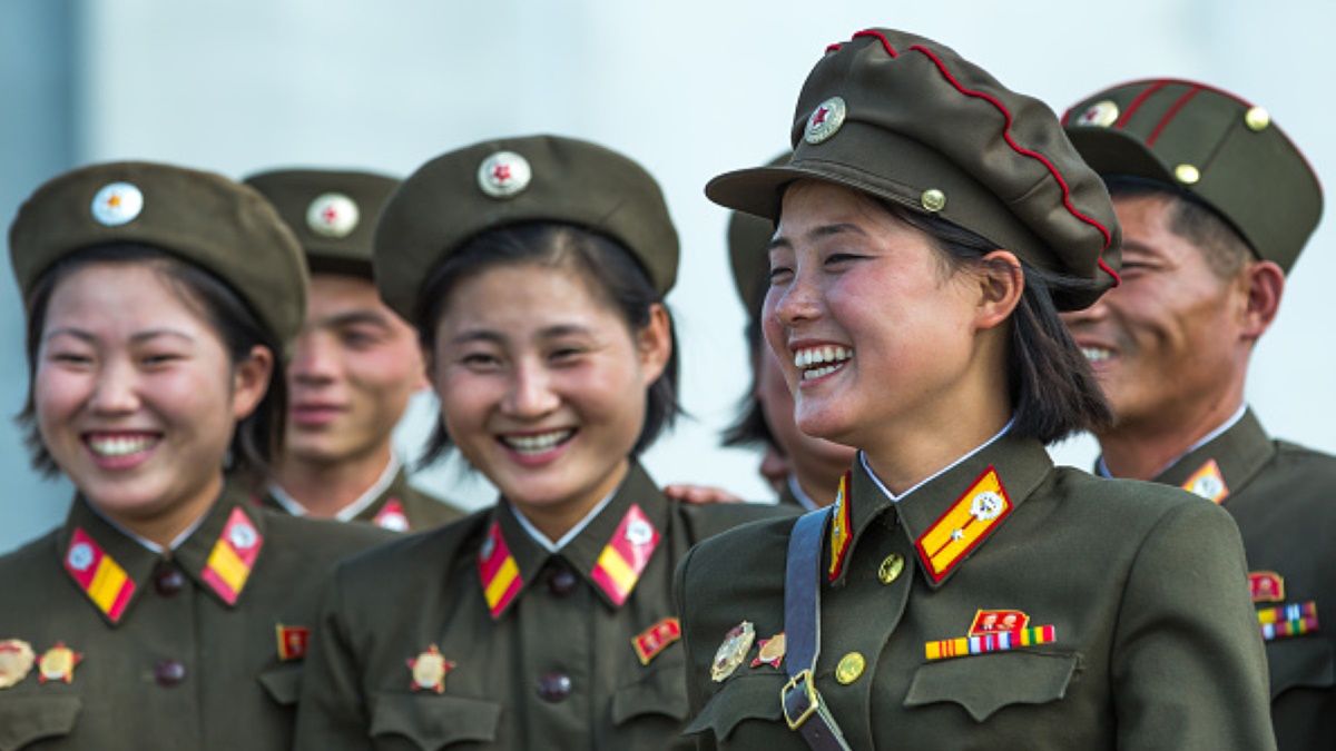 Żołnierze Korei Północną mogą ponownie połączyć się z rodzinami. Jednak zanim wrócą do jednostki, muszą zdobyć coś ważnego