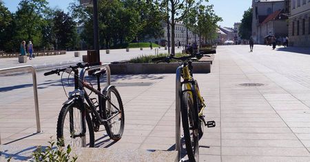 Rowerem po placu Litewskim? Jest zielone światło dla cyklistów