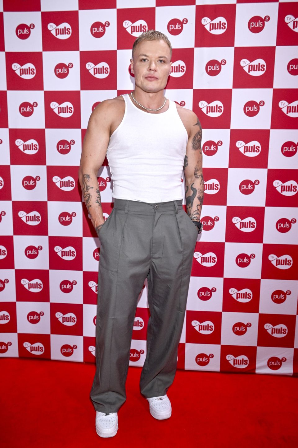 Celebryci pozują na konferencji TV Puls