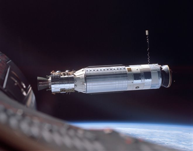Agena widziana z wnętrza kapsuły Gemini 8 (Fot. NASA.gov)