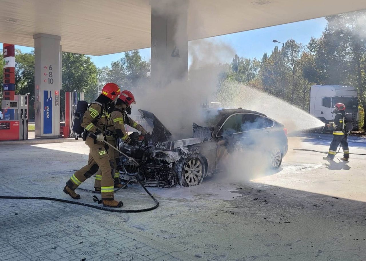 Luksusowe BMW stanęło w płomieniach. Groźny pożar na stacji paliw