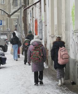 Młody mężczyzna zaczepia dzieci w Krakowie. "Dobijał się do szyby"