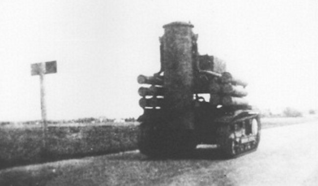 Niemiecki szkoleniowy czołg Panzerkampfwagen I z widocznym z tyłu gazogeneratorem i licznymi zbiornikami.