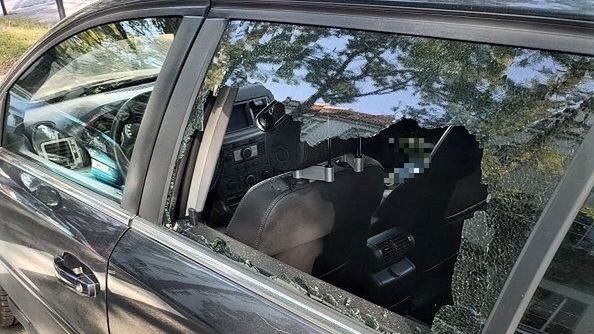 Wrocław. Zatrzaśnięta 3-latka w samochodzie. Policja musiała wybić szybę