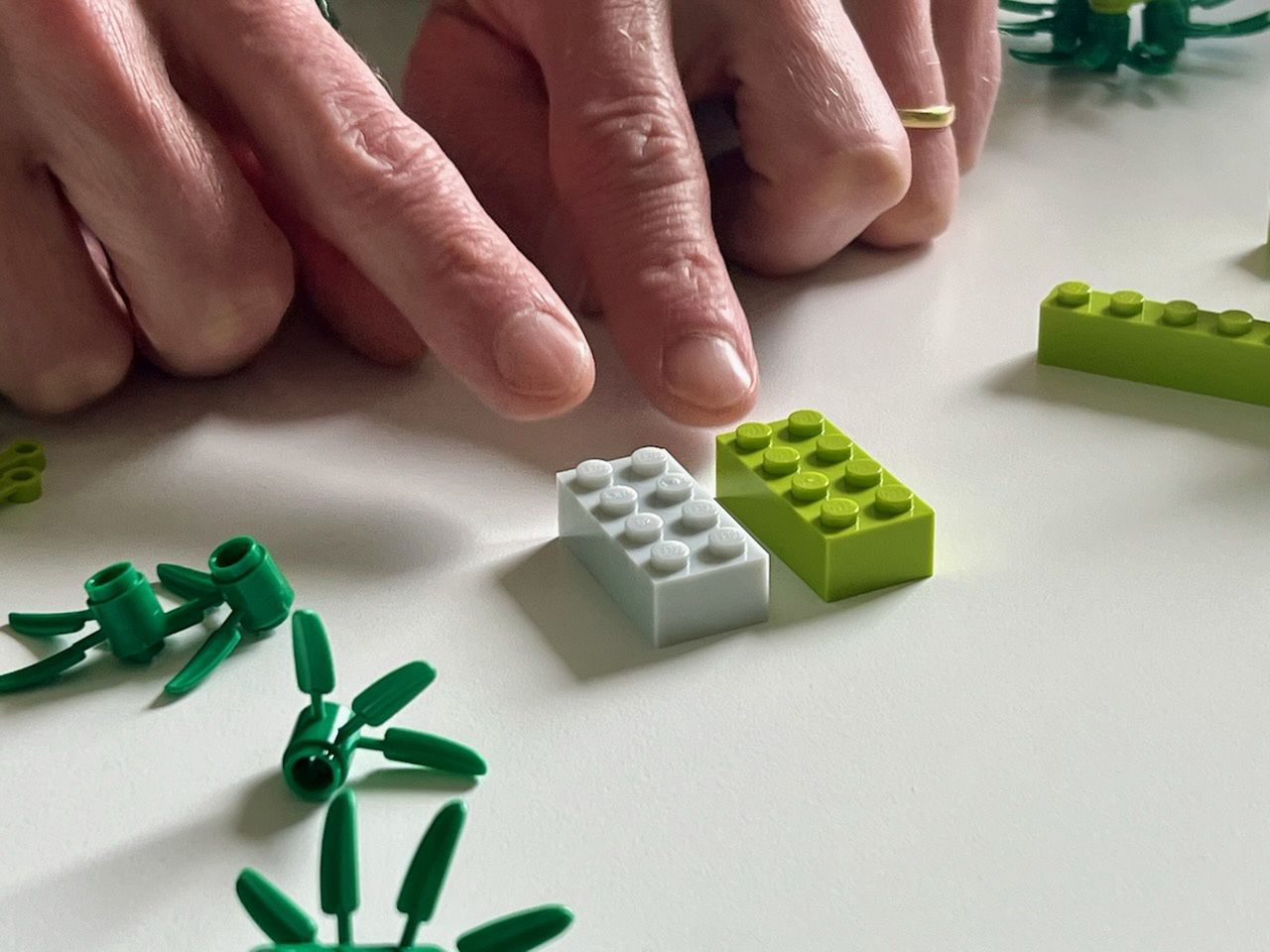 Po prawej klocek 2x4 wyprodukowany z twardego plastiku ABS. Po lewej - jego odpowiednik z plastiku pozyskanego z przetworzonych butelek PET