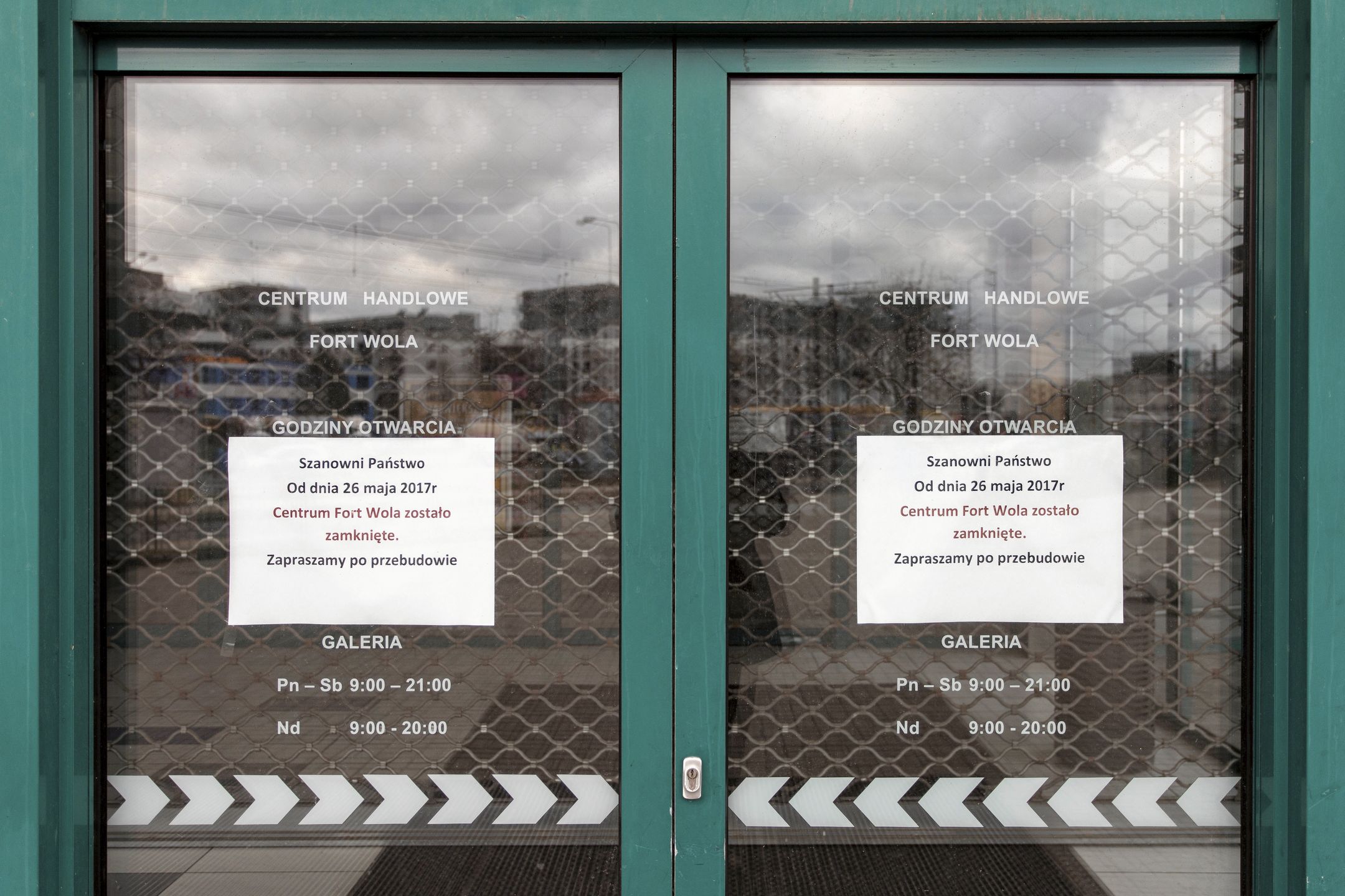 Na zdjęciu zamknięte drzwi do Fortu Wola