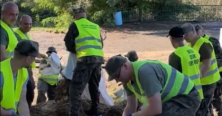 Wał przeciwpowodziowy zniknął! Mówią, co zrobią z piaskiem