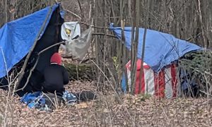 Koczowisko pod Warszawą. Wójt Nadarzyna tłumaczy