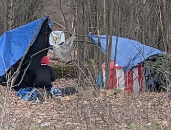 Koczowisko pod Warszawą. Wójt Nadarzyna tłumaczy