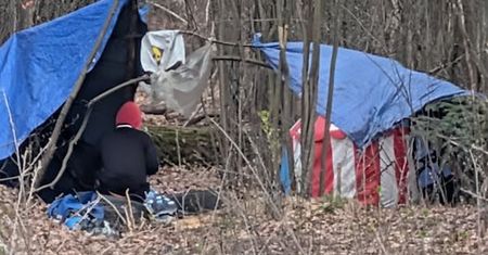 Koczowisko pod Warszawą. Wójt Nadarzyna tłumaczy