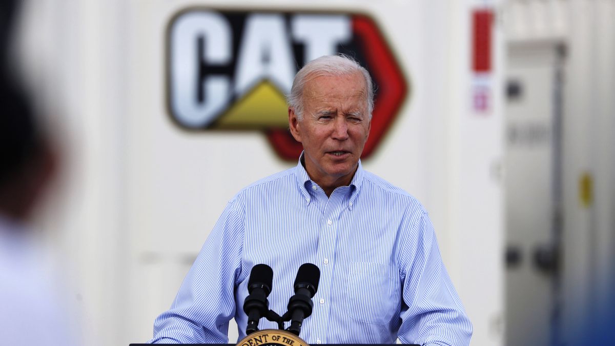 United States President Joe Biden speaks during an official visit to inspect damage from Hurricane Fiona in Ponce, Puerto Rico, 03 October 2022. US President Joe Biden promised in Puerto Rico that recovery aid would arrive without delay to rebuild the island 'faster' in the face of new hurricanes. EPA/THAIS LLORCA Dostawca: PAP/EPA.