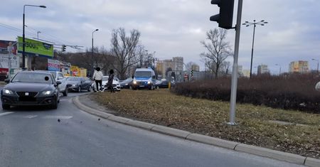 Kolizja na rondzie z flagą. Tym razem opel zderzył się z mercedesem