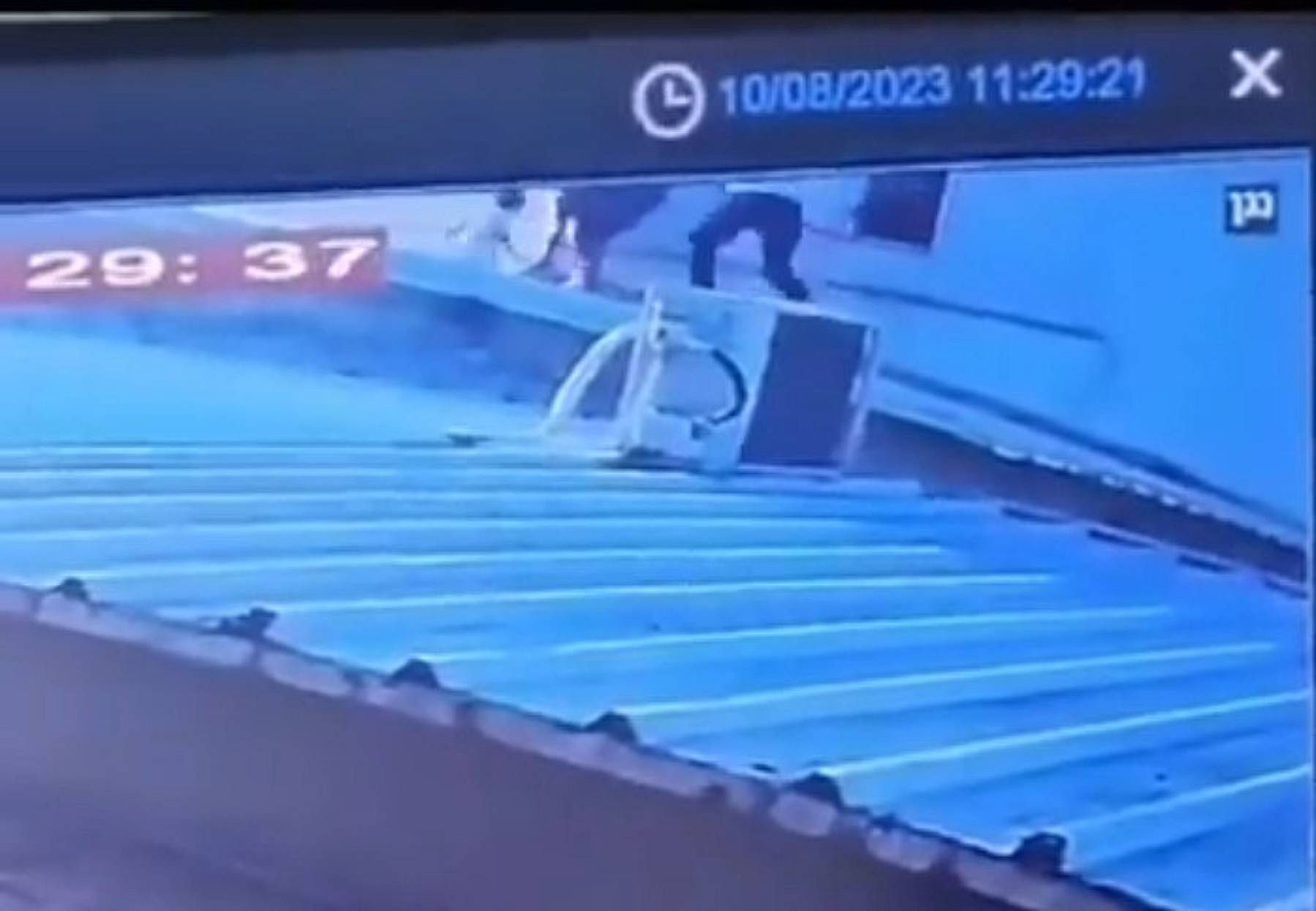 Izraelska rodzina ucieka przez okna przed członkami Hamasu