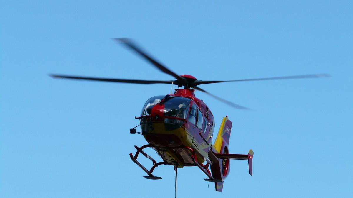 Mężczyznę do szpitalatransportował helikopter (zdjęcie poglądowe).