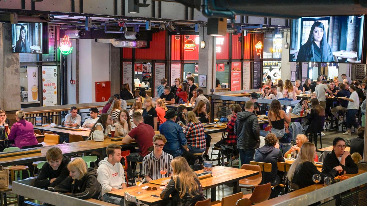 Ceny usług nie chcą spadać i są powodem zmian cenników choćby w restauracjach - zwraca uwagę Piotr Arak