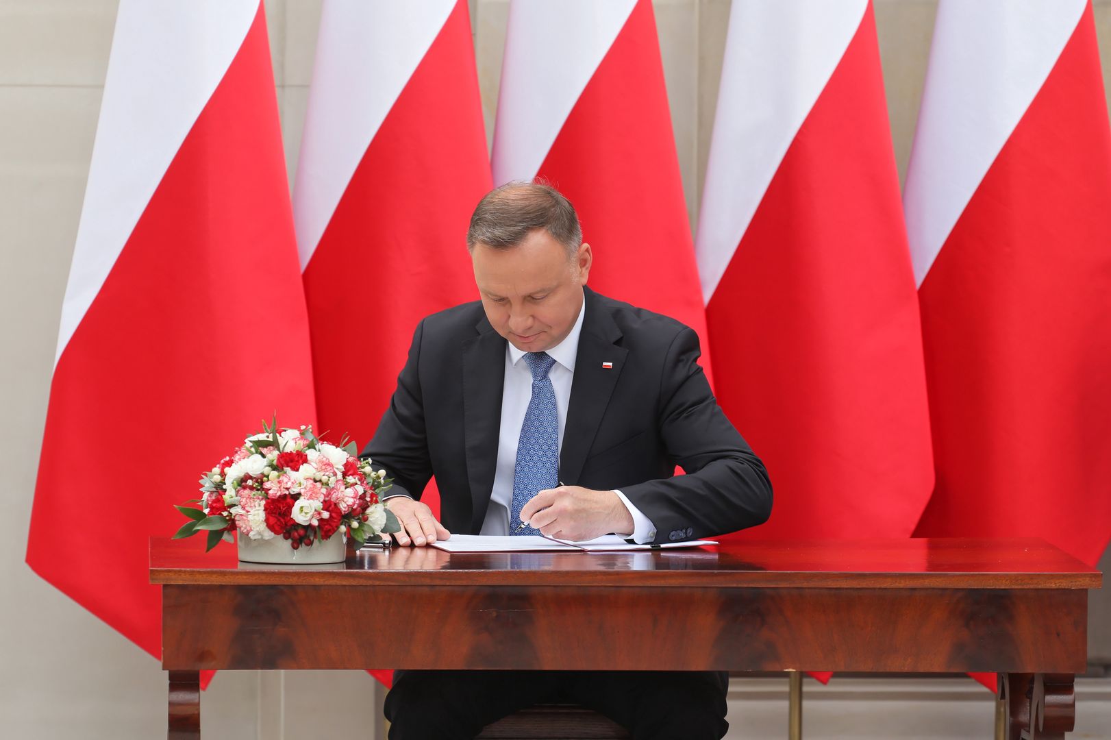 Andrzej Duda Warszawa, 06.07.2020. Prezydent Rzeczypospolitej Polskiej Andrzej Duda podczas podpisania projektu zmiany Konstytucji RP dot. zakazu adopcji przez pary homoseksualne w Pa�acu Prezydenckim w Warszawie, 6 bm. (kf) PAP/Pawe� SupernakPawe� Supernakkonstytucja, konstytucji, podpisanie, polityk, polityka, projekt, RP, zmiana, Andrzej Duda, g�owa pa�stwa, kampania, kandydat, prezydencka, prezydent rp, wyborcza, wybory prezydenckie 2020, adopcja dzieci, pary homoseksualne, pary jednop�ciowe, zakaz