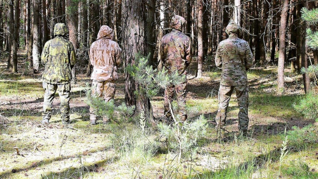 Kamuflaż MAD21 (drugi od prawej) w porównaniu z innymi maskowaniami czeskiej armii