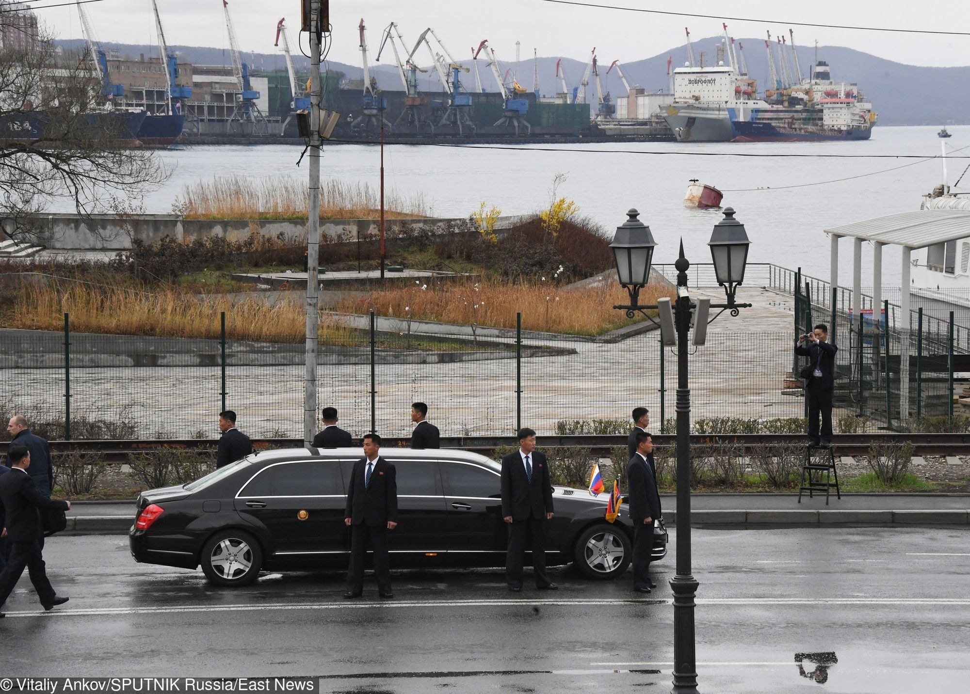 Mercedes Kim Dzong Una. Jak zawsze otoczony ochroniarzami (fot. Vitaliy Ankov/SPUTNIK Russia/East News)