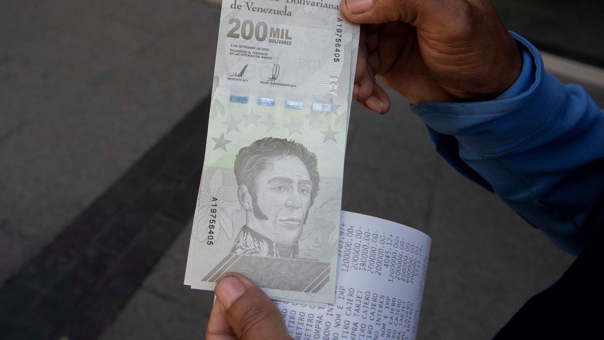 Jak w każdym kraju mierzącym się z hiperinflacją, twarda waluta jest w cenie. Zwykłym Wenezuelczykom pozostaje tylko nosić w portfelu niemal bezwartościowe banknoty 